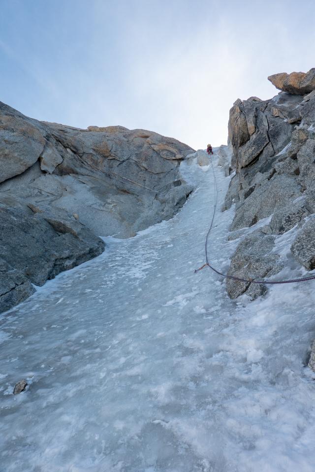 Danny Schoch in een van de steile lengtes van het Chere couloir